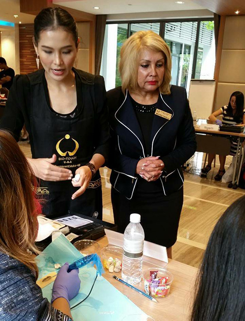 ผู้ช่วยสอนในคลาสกับอาจารย์จากอเมริกา,🇺🇸 🇹🇭 Biotouch Thailand Beauty Institute,