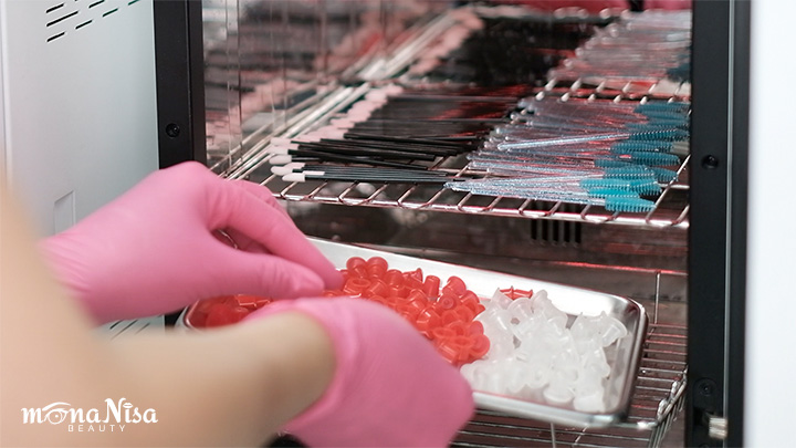 ฆ่าเชื้อหลุมใส่สีด้วยเครื่อง UV-C | MonaNisa Beauty